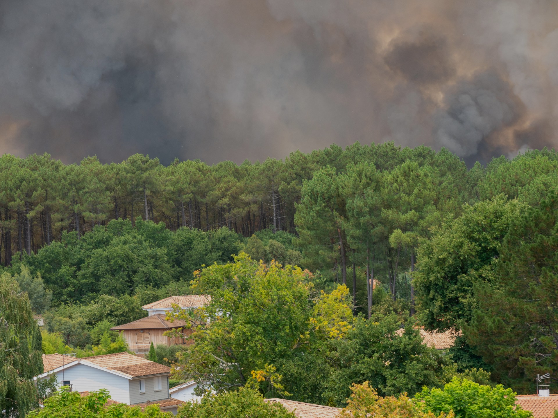 France wildfires force evacuation of over 20,000 people from tourist town