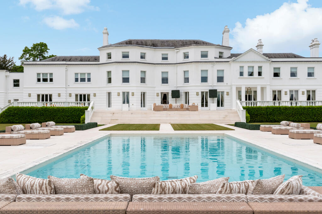 Dream homes with pools for sale right now