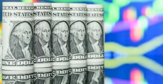 Cash Stashed in Funds Instead of Banks Fuels US Recession Risks