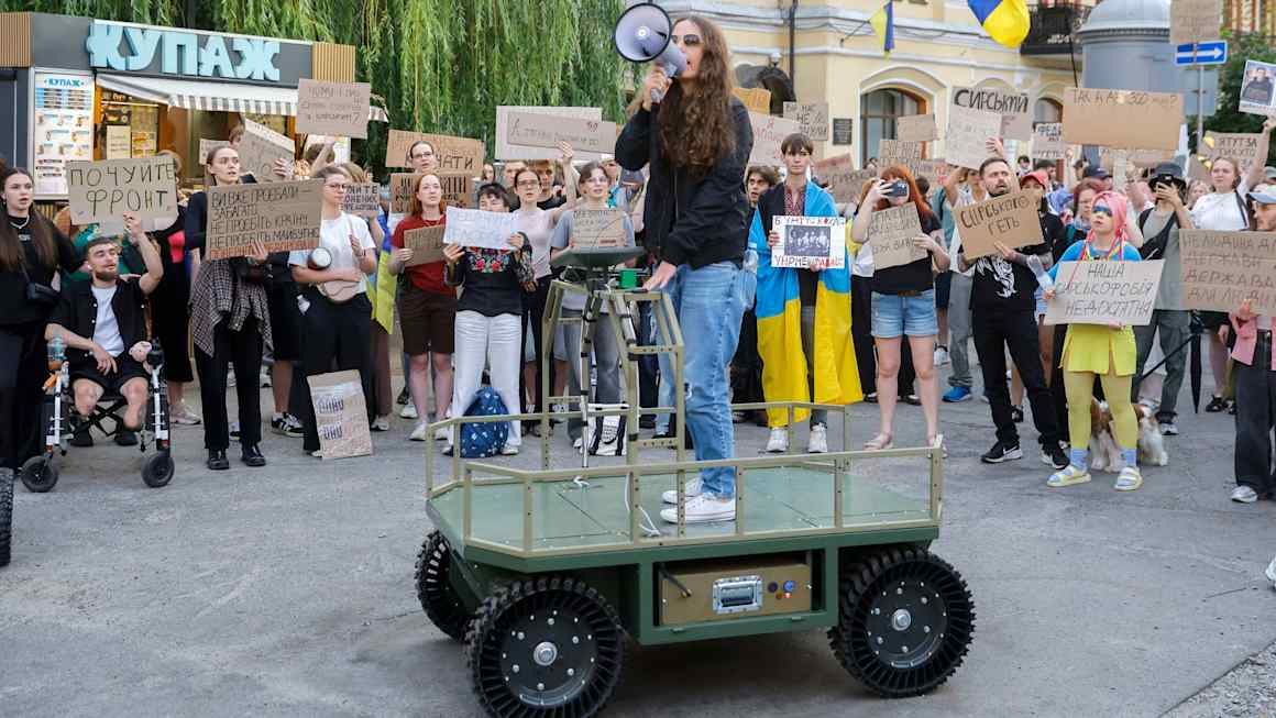 Zelenskyy replaces top Ukraine general after mass protests
