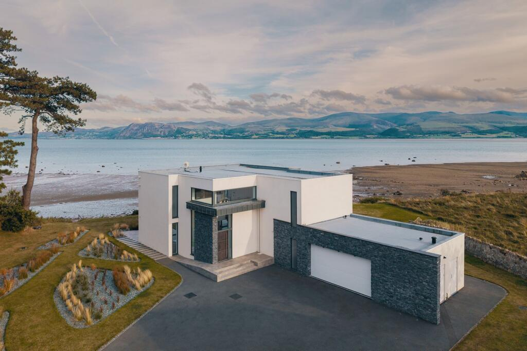 7 amazing waterside homes for sale right now