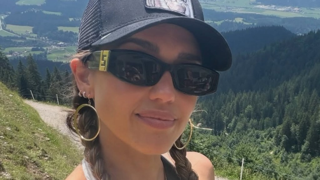 Jessica Alba’s Bra Top Hangs on for Dear Life on the Tennis Court