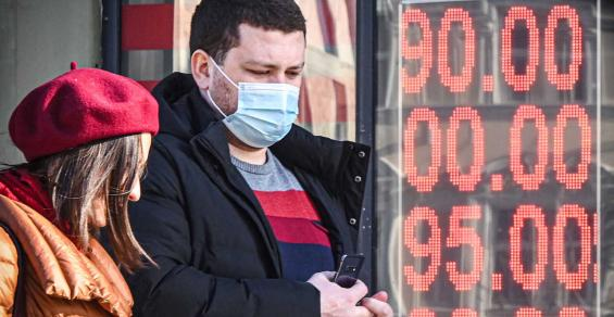 Sanctioned Banks and a Sinking Ruble Are Upending Russian Expat Finances