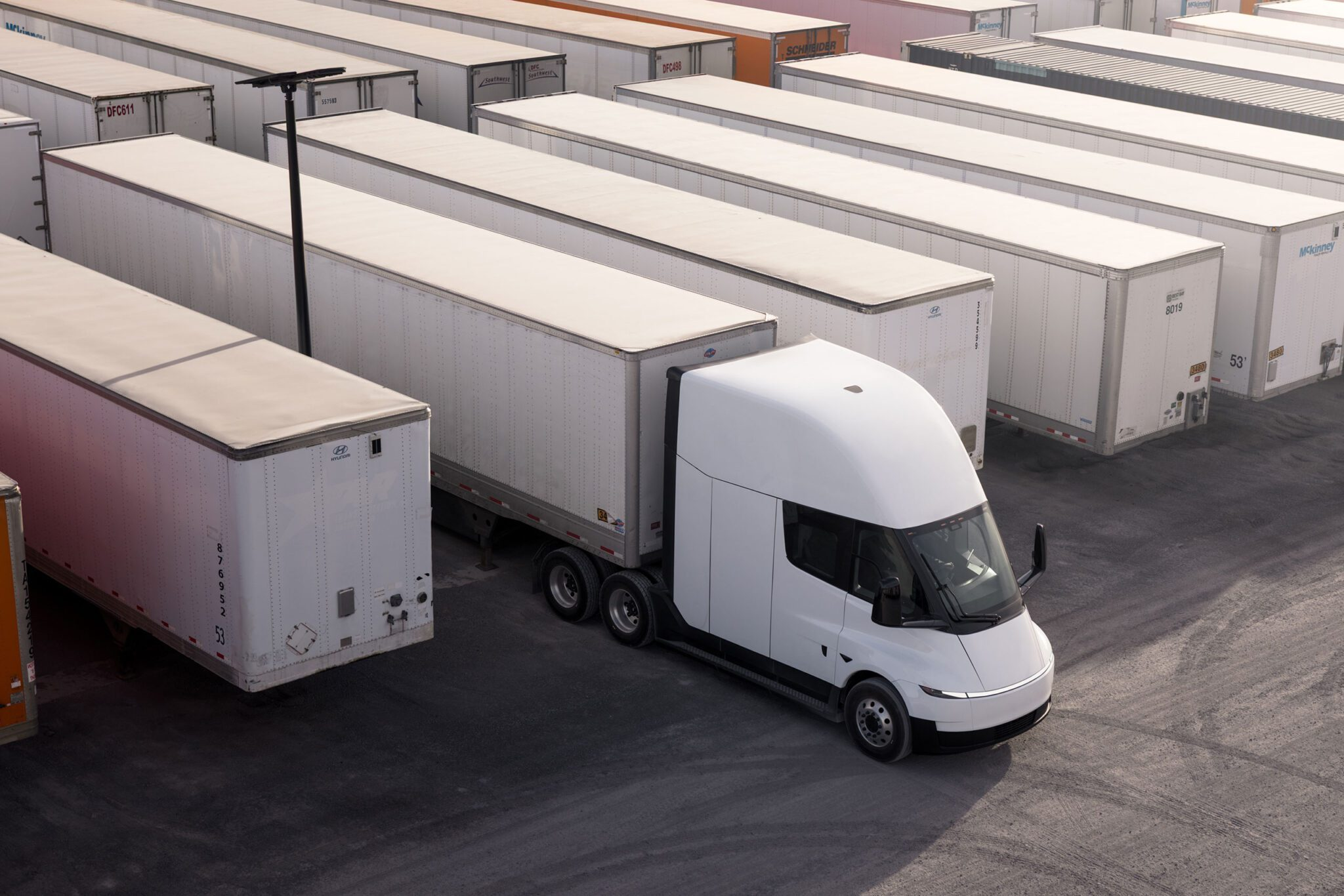 Einride Tesla Semi fleet expands to 500 trucks for Amazon