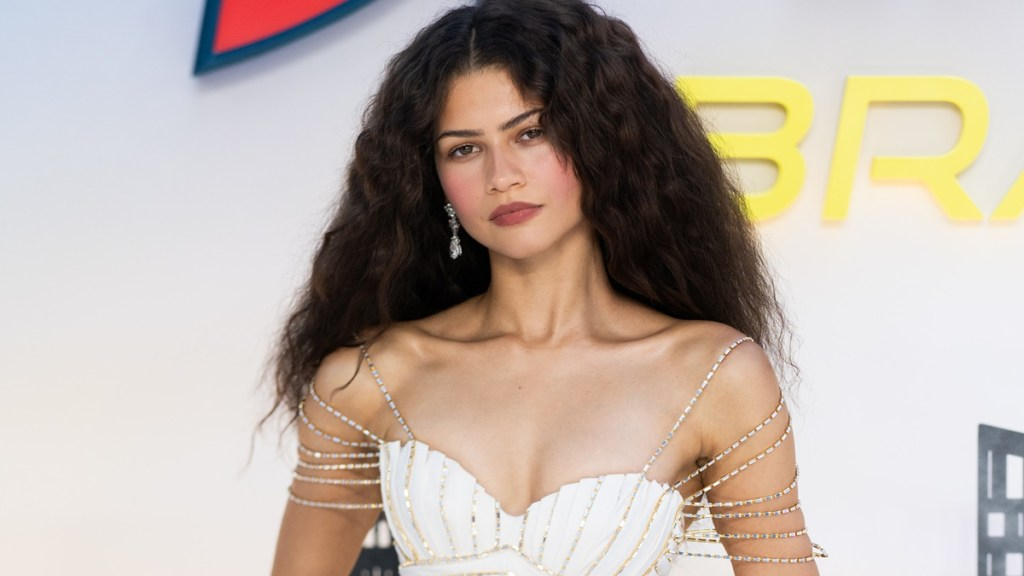 Zendaya’s Racy Dress Barely Covers the Sides & Leaves Her Back Completely Bare