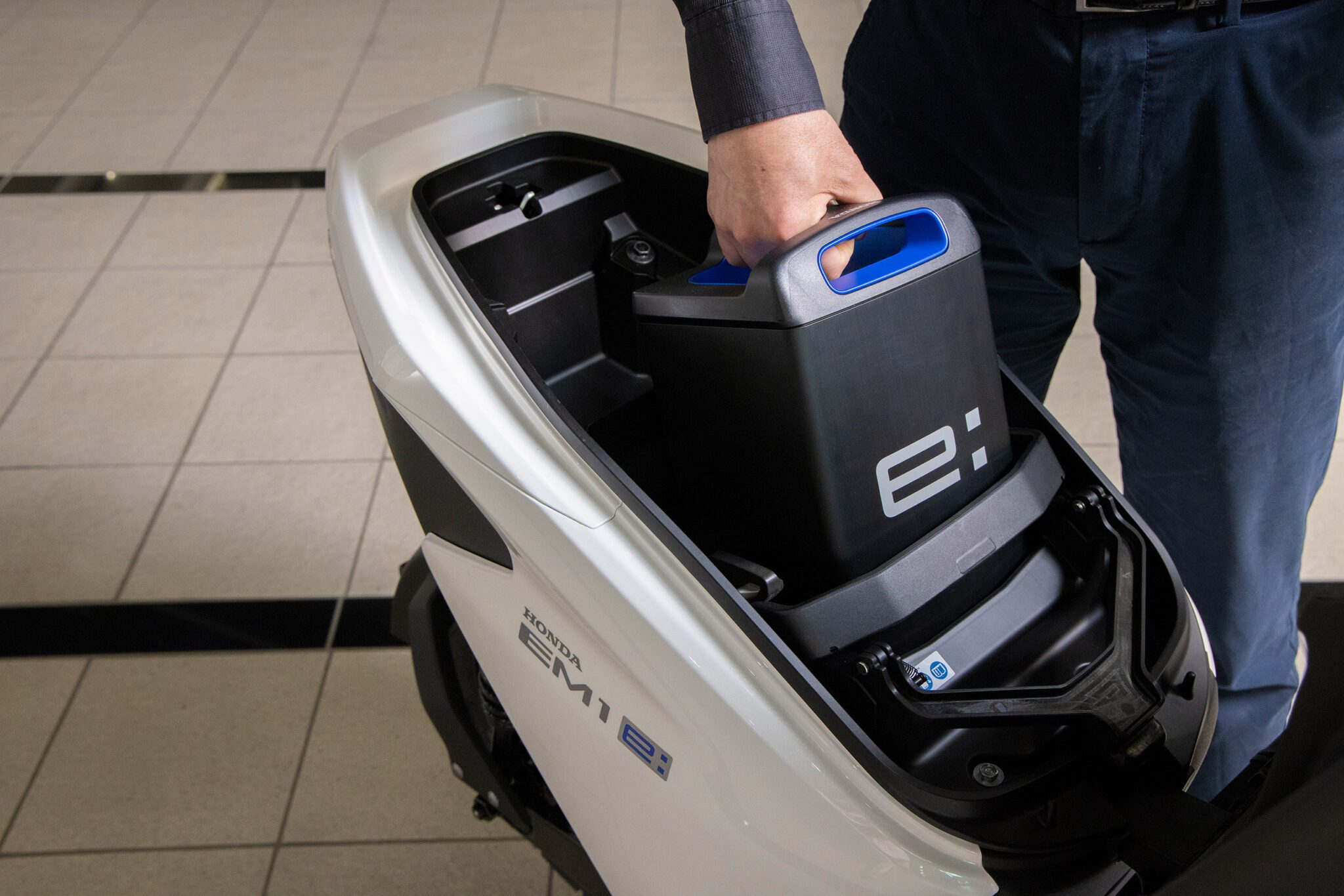 Honda takes swappable battery to US airport sector