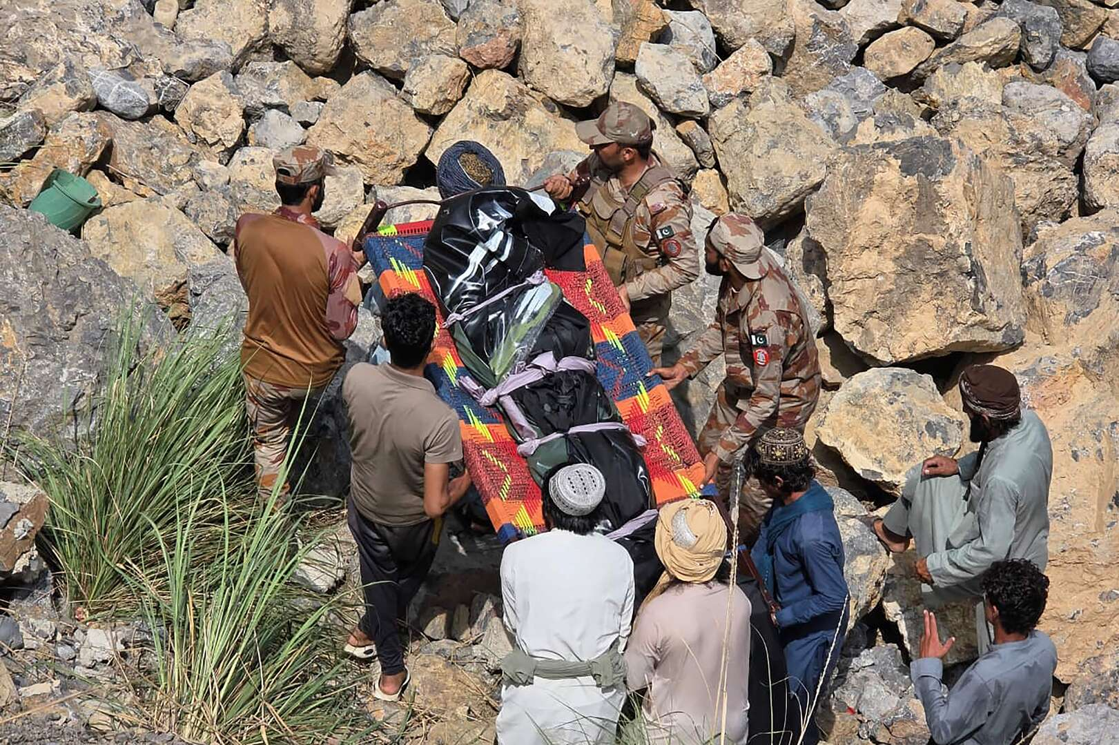 Pakistan bus crash kills 40