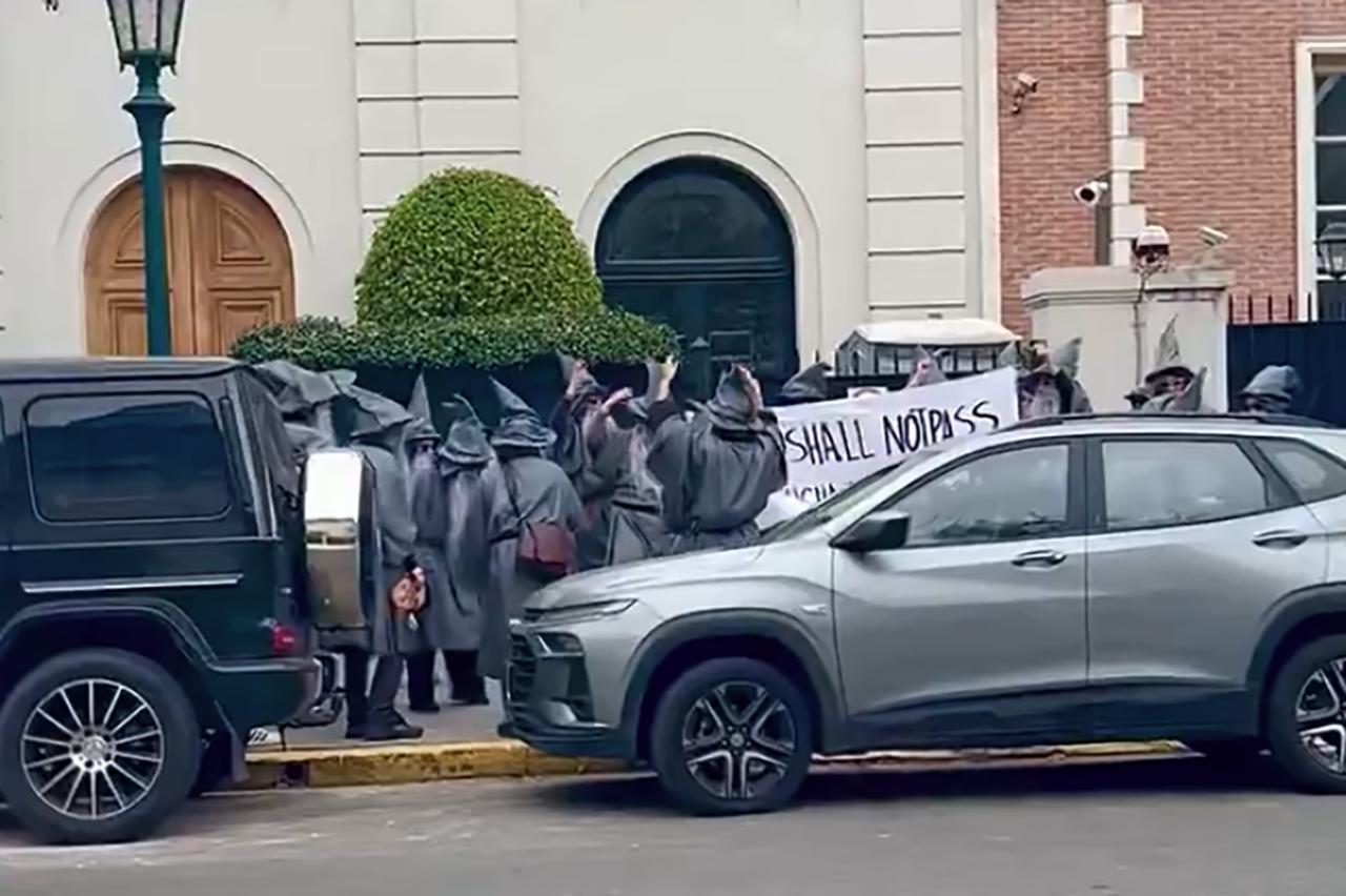 Protestors Dressed as Gandalf Demand Peter Thiel Leave Argentina, Go Back to the Abyss