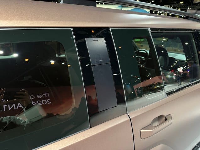 Check Out The 2024 Hyundai Santa Fe's Cleverly Integrated Grab Handle