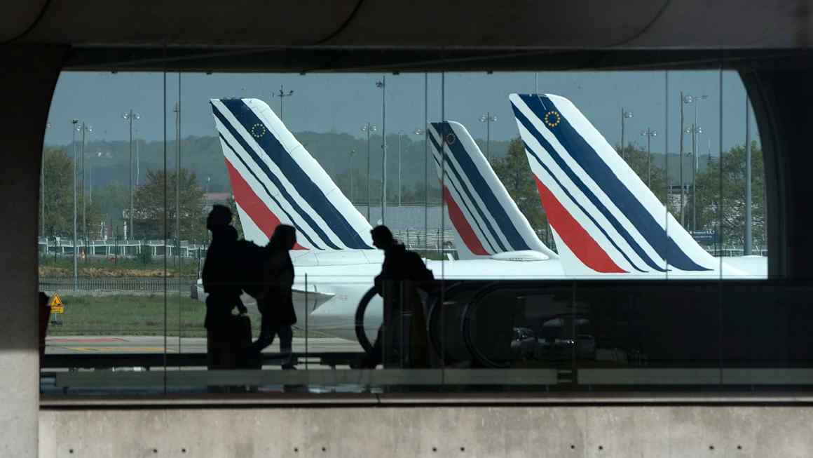 Airlines in ‘stand-off’ over price cuts as jet fuel costs ease 