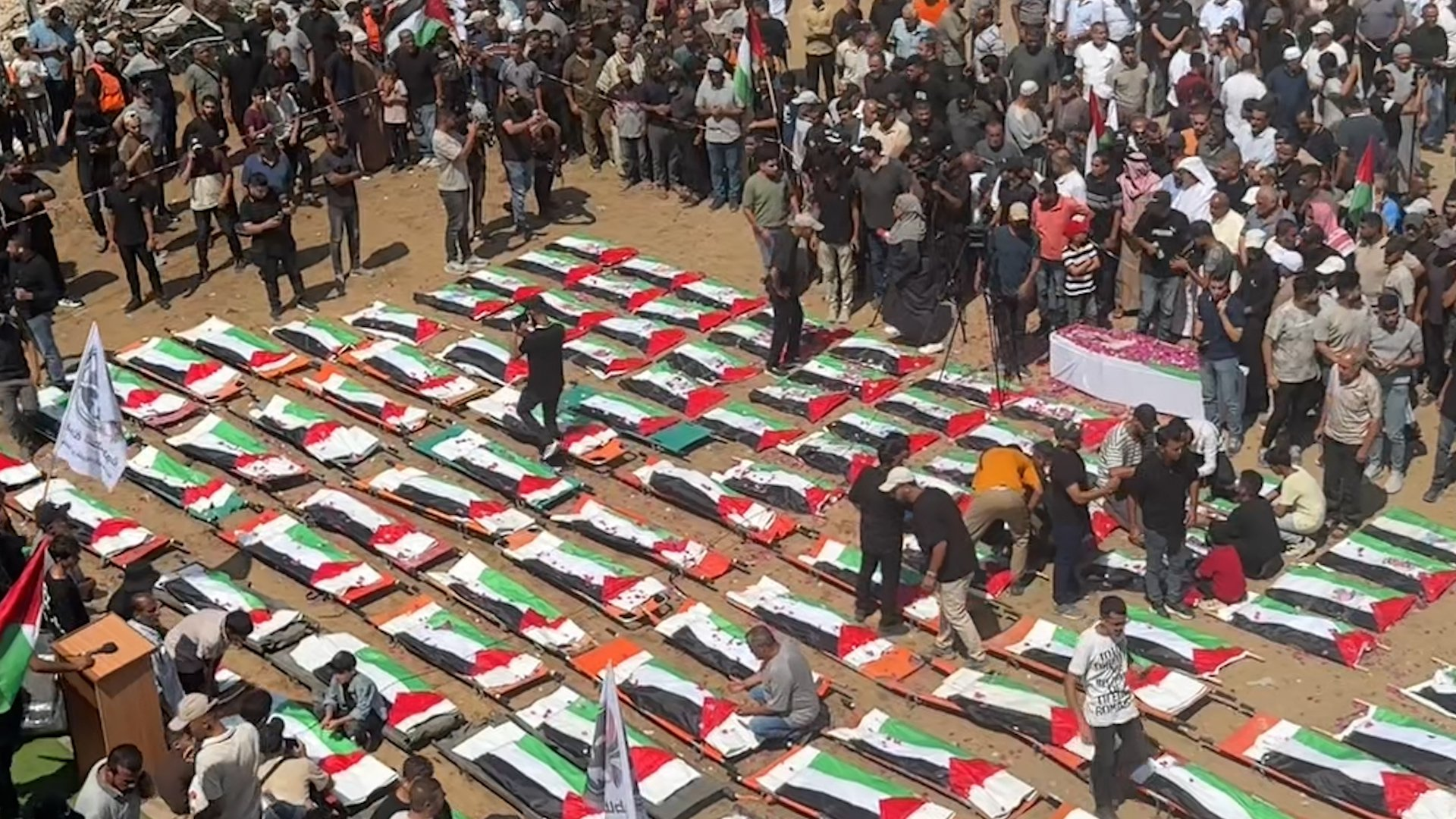 Mass funeral held for 112 members of two Palestinian families