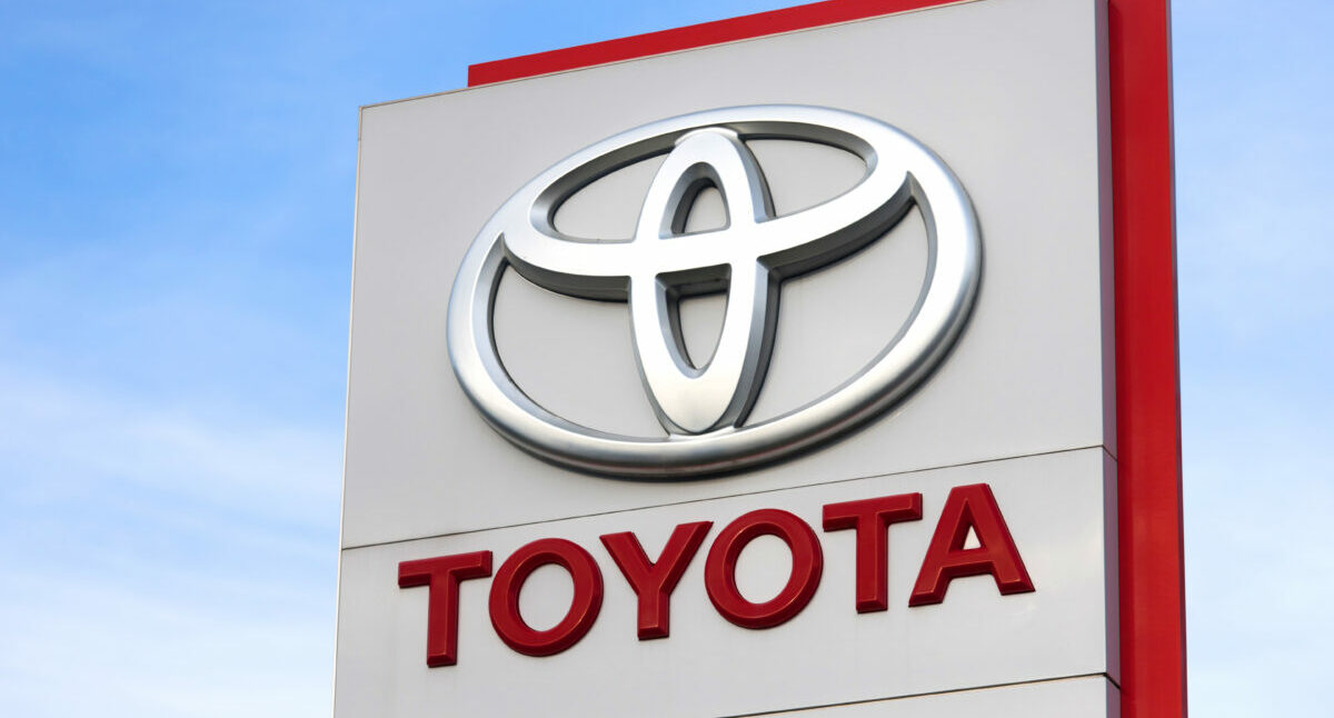 Toyota widens overseas production cut to 100,000 units