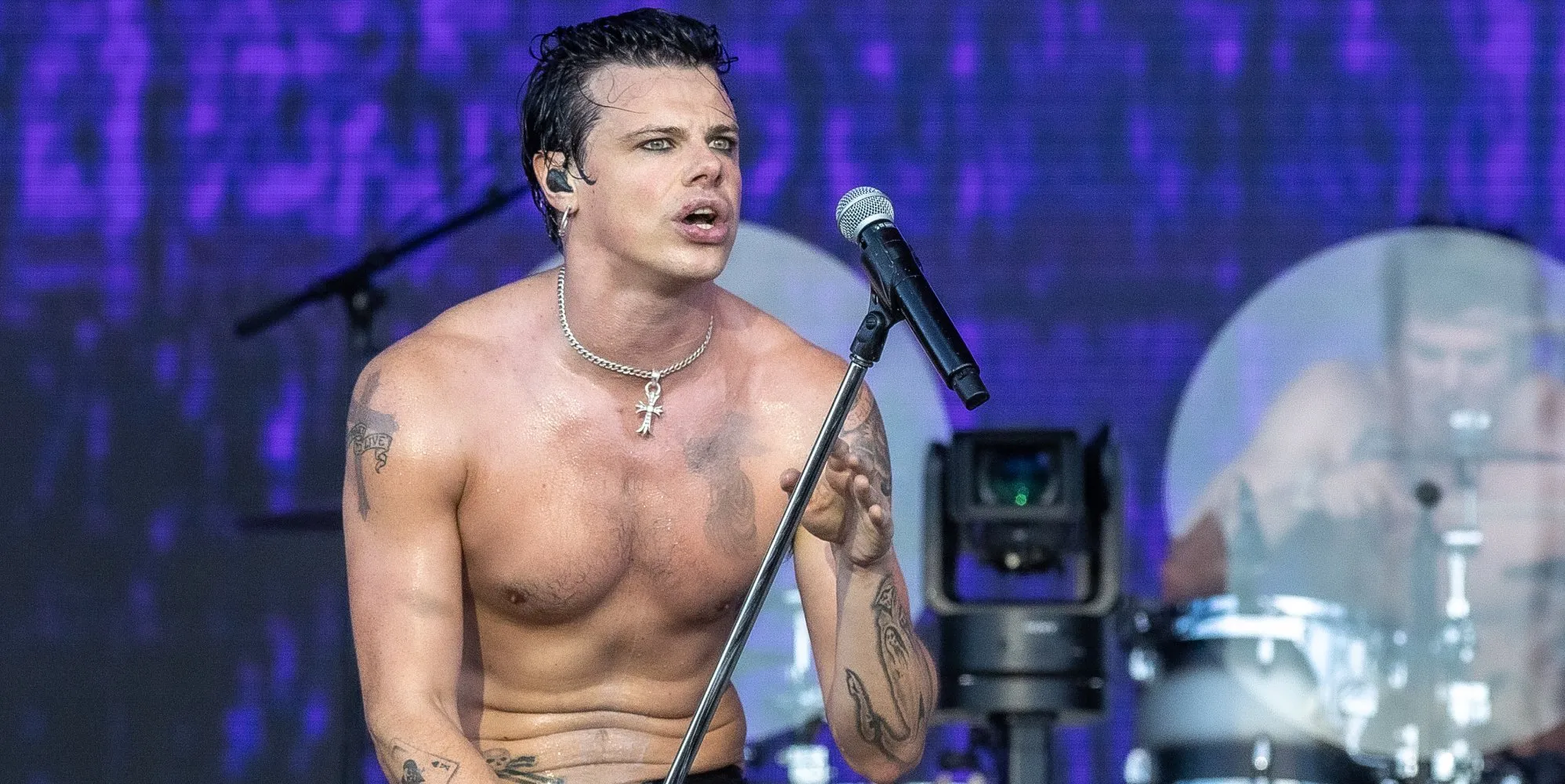 Yungblud plays energetic gig despite major injury: ‘Still standing, sort of’