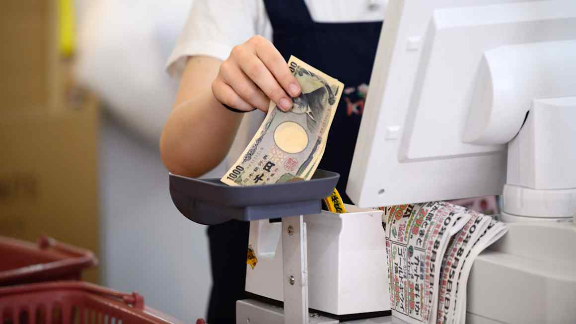 Yen sinks as effect of US-Japan intervention fades