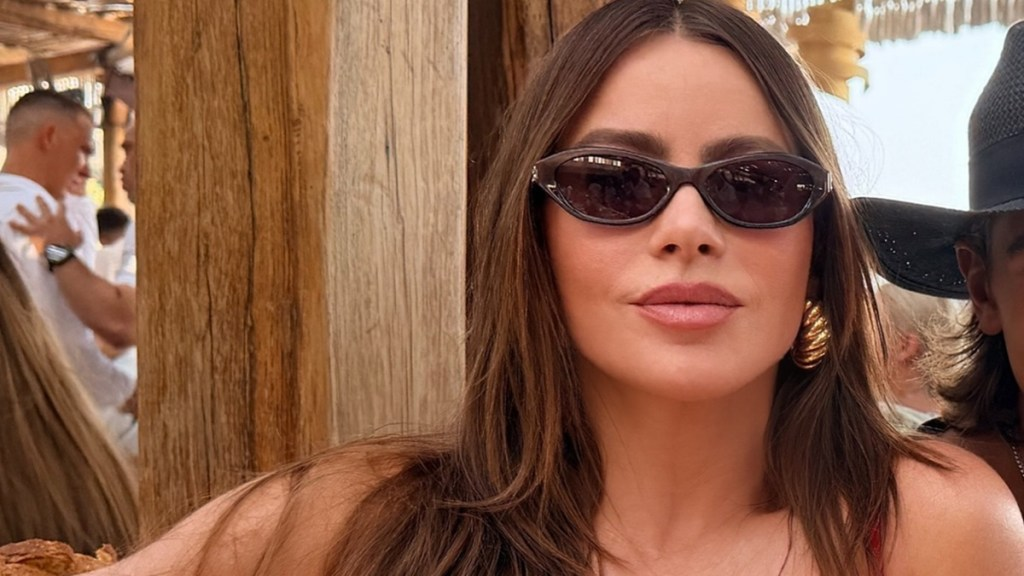 Sofia Vergara’s Red-Hot Plunging Lace Dress Barely Contains Her Curves