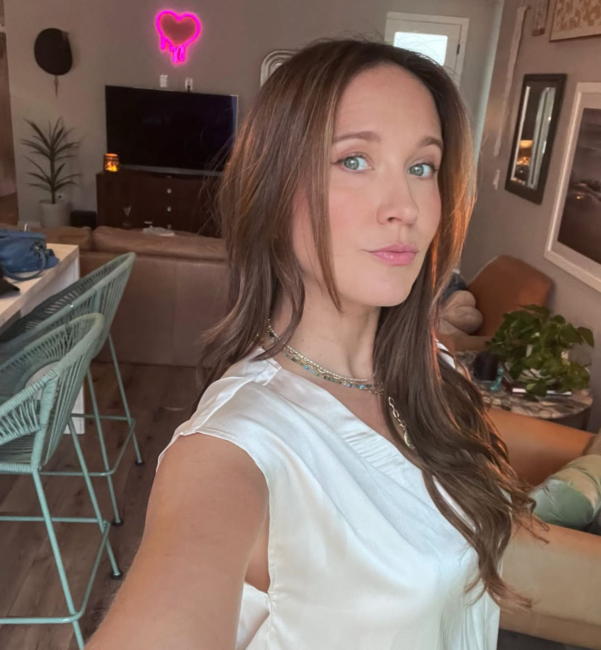 Anna Camp debuts dramatic hair transformation: ‘Same but different’