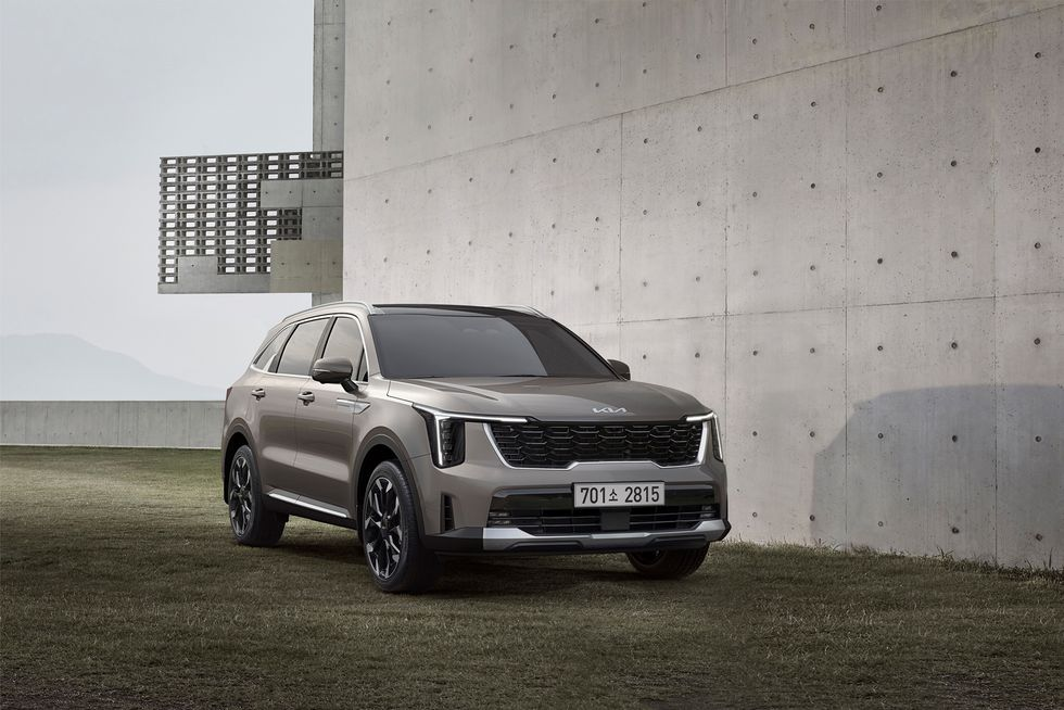2025 Kia Sorento Shows Its New Face and Revised Interior